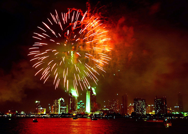800px-US_Navy_050704-N-9500T-004_Fireworks_light_up_the_San_Diego_skyline_during_a_4th_of_July_celebration